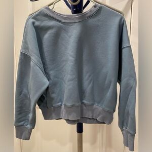 Cropped blue sweatshirt